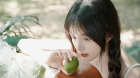 王皓儿子隔空比肌肉