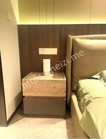 开房住宿坐断床头柜