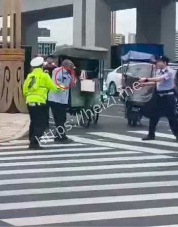 警棍暴打