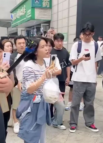 王扁模仿王源爆火网络视频