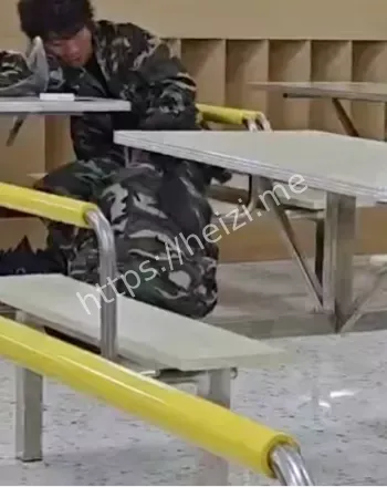 学生情侣校园围观反应