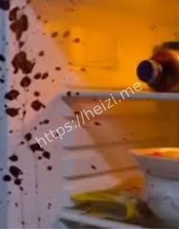 男子卫生间葡萄酒喷溅