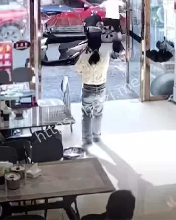 退伍军人飞身踹飞施暴者