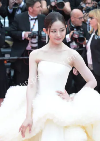 万千惠白色礼服