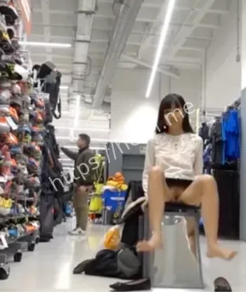 迪卡侬公共场所行为争议