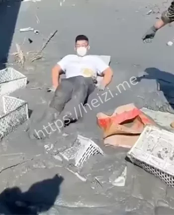 台湾花莲溃坝洪灾官兵摆拍