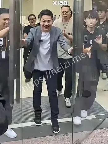 小米卢伟冰新品发布会开门模仿苹果