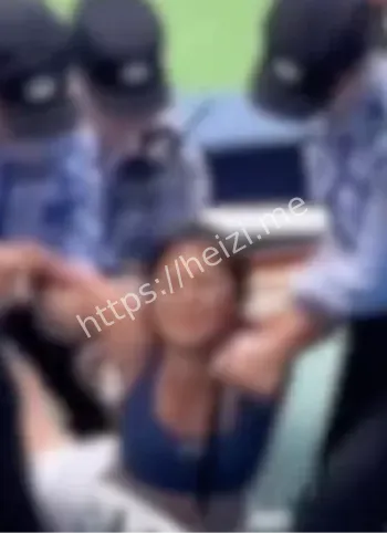 酒后失控球迷被抬出场