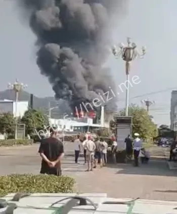 黑烟笼罩城市现场图细节