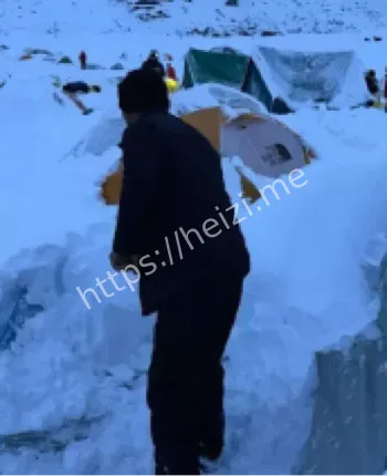 珠峰暴雪突袭东坡营地