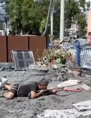 多名男女集体走秀争议