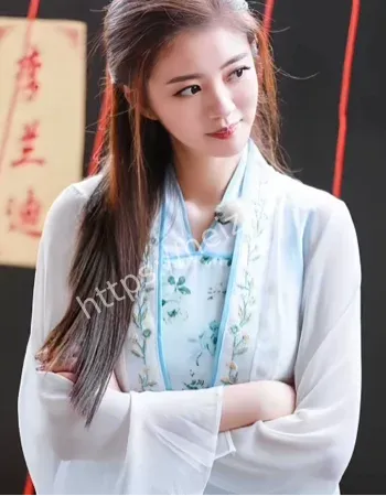 安以轩夜店约炮跪舔细节