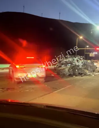 数十辆车在结冰坡道被撞成废铁