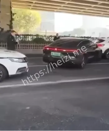 上海新能源车撞警车