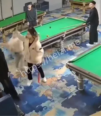 双刀姐妹花砍人