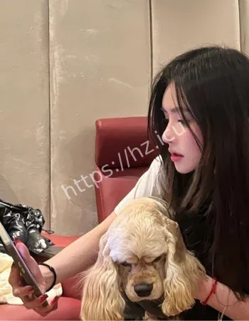 白衬衫牛仔裤女孩视频