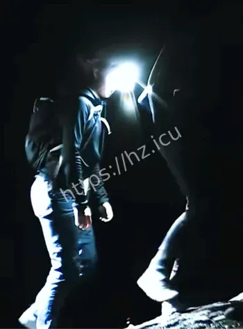 毕禄山红衣女孩