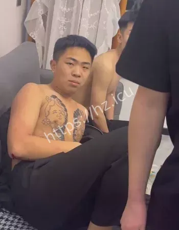 黄毛持刀闯房抓奸