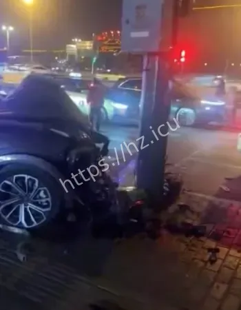 撞电动车骑手后