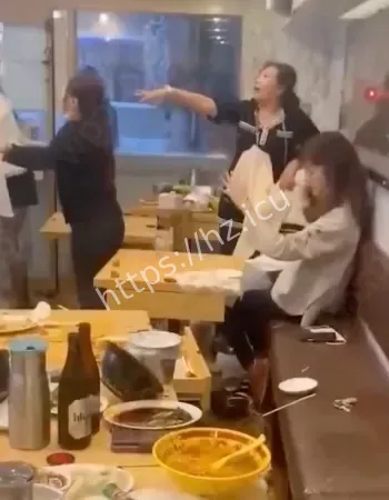 对着对方脸猛泼