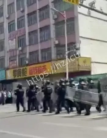 群众与警察发生激烈冲突