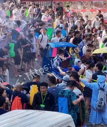 西双版纳泼水节闹剧