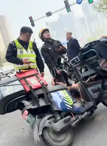 为外卖员垫付赔款