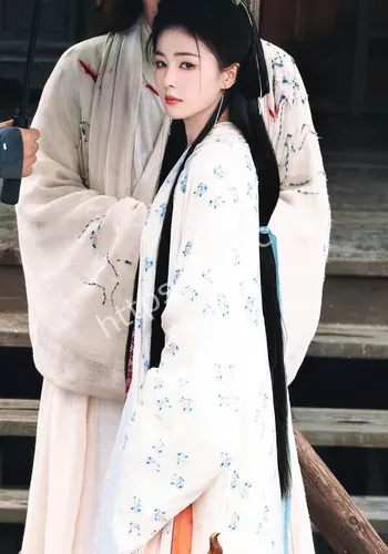 侧头浅笑清新灵动